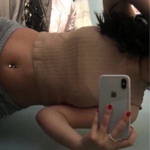 Beige topp  - Super fin topp perfekt till sommaren, säljer då den är lite för stor för mig 💞