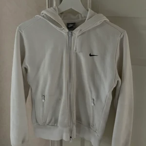 Nike jacka - Säljer en vit Nike jacka i storlek m men den passar som en xs, väll andvänd med en liten fläck