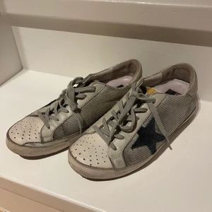 Golden Goose sneakers storlek 37 - Skitcoola, silvriga Golden Goose sneakers i storlek 37👟👟. Jag pendlar mellan 37 och 38 så skulle säga att de passar båda. Dustbag skickas med. Skickar gärna fler bilder om det önskas🥰. Nypris ca 4000kr