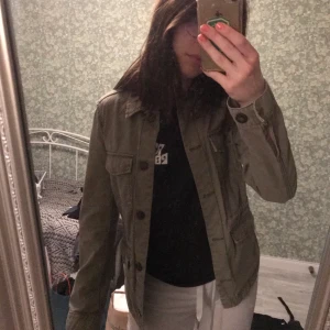 Grön cargojacka - En snygg jacka från H&M i fint skick💕