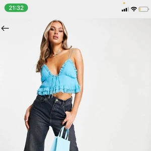 Blå topp - Säljer denna slutsålda topp från ASOS. Orginal pris 170kr men säljer för 50+ frakt. Endast provad men har sytt upp banden då de var alldeles förlånga på mig. 