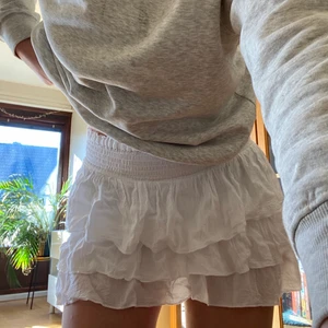 Trendig volangkjol!! - Säljer nu denna volangkjol i perfect skick från H&M pga för att den var lite för kort för min smak❤️‍🔥❤️‍🔥 jag är ca 173-175! Perfekt nu till våren och sommaren<3🏄‍♀️ köpt på barnavdelningen men är som storleken xs-s ❗️DIREKTPRIS: 300 KR + FRAKT❗️