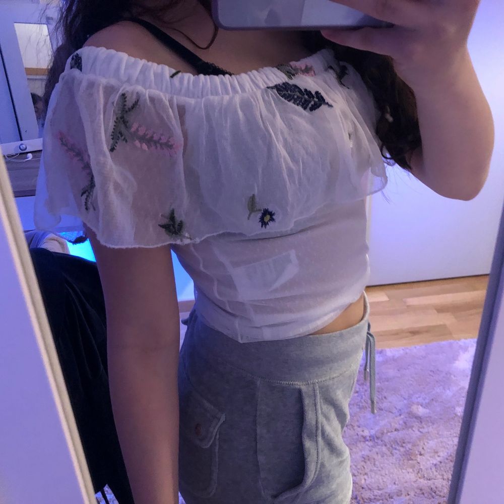 Jätte absolut jätte fin sommar tröja som jag inte känner mig bekväm i men kanske andra tjejer tycker om sådant tröjor det är XS den är jätte fin till sommaren och till fester/events. Toppar.