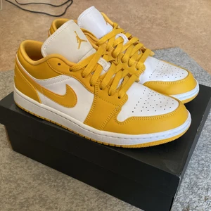 Air Jordan 1 Low Pollen - Pris kan diskuteras. Använda ett tiotal gånger men fortfarande jävligt bra skick. Låda ingår såklart. 