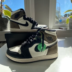 Jordan 1 high mocha  - Köpta 2021 från StockX skick 7/10 okej  skick.