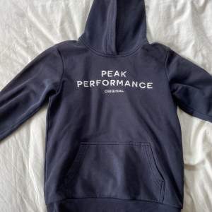 Säljer min peak hoodie. Använd ganska många gånger, lite sliten vid ena ärmen men annars i bra skick. Köpt på Peak Performance hemsida för 650kr