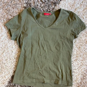 Olivgrön babytee - jättefint skick, olivgrön och V ringad. Passar till allt verkligen🤭