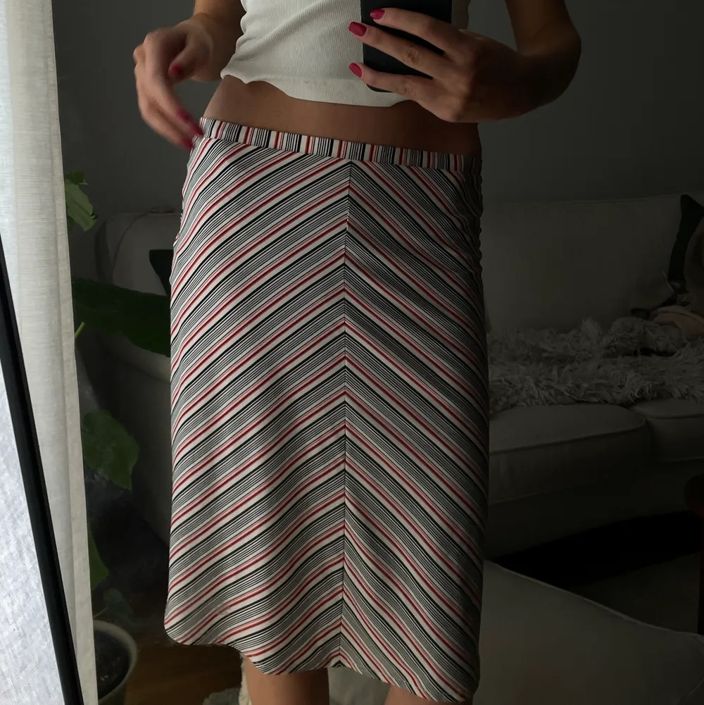 Intressekoll, inte helt säker om jag vill sälja! Perfekta lågmidjade kjolen i midi-längd. Köpt på hemsidan Kookai för ca 100$ och använd 2-3 gånger. . Kjolar.
