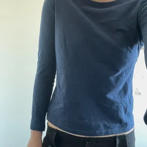 Tröjor från Hm - Säljer dessa jag köpte i 3-pack från hm:s barnavdelning. De har inte kommit till användning mycket eftersom jag köpte fel storlek men känns som att de är bra basplagg att ha i garderoben, funkar med allt! En marinblå, en ljusblå och en vit💙 30 styck, två för 50kr och alla tre för 70kr (plus frakt på alla). Oklart om frakten kommer höjas om man köper alla tre, men det ska nog fungera och annars kan ni gärna kolla på annat på min profil om frakten känns onödig för bara dessa🦋 