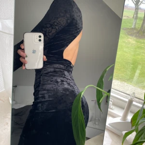 Chiaia Forthi Klänning - En klänning som inte kommit på användning på väldigt länge! Super fint skick då den endast användes en gång. Ryggen är definitivt min favorit 😍 Hör av er vid frågor eller intresse!