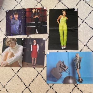 Posters! - Posters! Vissa är A4 och vissa är A3! Har: Tate McRae, dua lipa, ava Max, why dont we, dj khaled, Travis scott, shawn mendes, kenzie, billie eilish SÅLD, Taylor Swift, Joey king, tini och HRVY! Alla: 80kr Separat: A3 30kr, A4 20kr