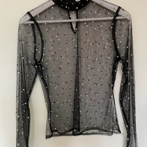 NLY TREND TOP - TOp med pärlor från NLY trend. Stl XS, 100kr 