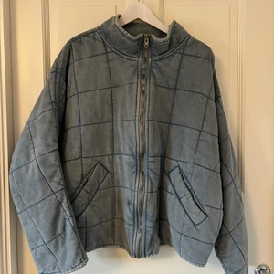 Free People Jacka - Oversized jacka från Free People i storlek S. Jätteskönt material, supermjuk. Ser nästan lite denim-liknande ut, fast den är jersey. Passar XS-L beroende på hur man vill att den ska sitta. Aldrig använd! Helt ny!