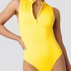 Så fin baddräkt från NAKD - Sportig baddräkt från NAKD som Hannalicious designat i en fin gul färg! 💛💛 Aldrig använd utan endast testad. Fin detalj med dragkedjan som man kan välja att ha öppen eller stängd. Storleken är en S men är tyvärr för liten för mig därav säljer jag den. Skicka för fler bilder💛💛