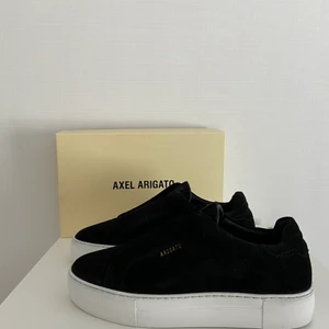 Arigato 360 laceless - Säljer dessa helt oanvända arigato skorna, strl 39! Dom är helt slutsålda på hemsidan i alla storlekar. Allt följer med och de är som sagt helt nya❤️‍🔥