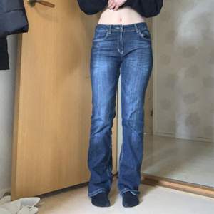 Ett år mörkblåa lågmidjade jeans, används inte längre❤️
