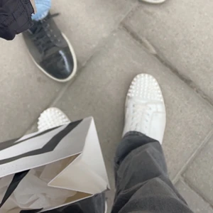 Louboutin 41 Junior Spiked - Säljer pga av att har köp ett nytt par kommer även med box