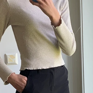 Polotröja  - Köpt på Gina Tricot, ganska bra skick, köpt för något år sedan💕 Säljer för att den inte passar mig längre🥰 (pris kan diskuteras)