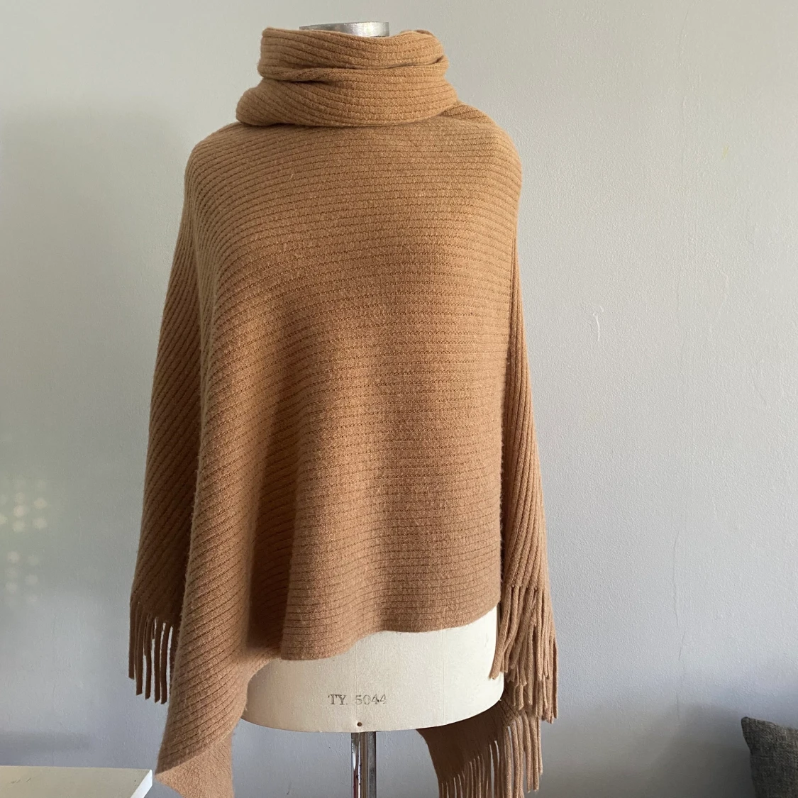 Cinco brun poncho med tubhals storlek M