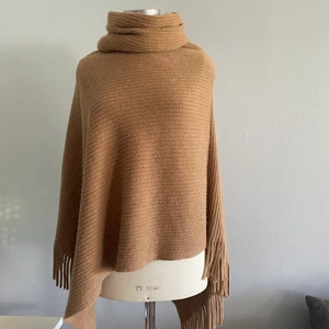 Cinco brun poncho med tubhals storlek M - Använd 1 gång, behövde köpa något brunt. Mjukt och stretchigt tyg. 