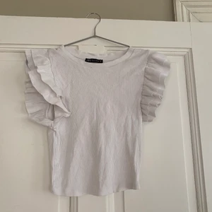 Topp - Söt zara topp med volangärmar, knappt använd, strl M. Men små i storlekarna, så passar S också. 