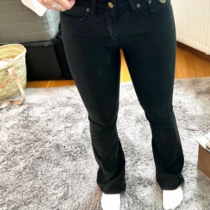 Svarta bootcut från Lois - Så otroligt sköna jeans från populära märket Lois. Materialet är mycket skönare än jeansmaterial, skulle säga att det är mer tyg material. Lågmidjade och bootcut. Använda men fint skick!