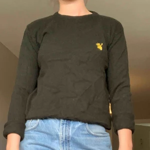 Tröja - Mossgrön/mörkgrön stickad (liiiiite stixig) långärmad halvtjock tröja. Priset+frakt