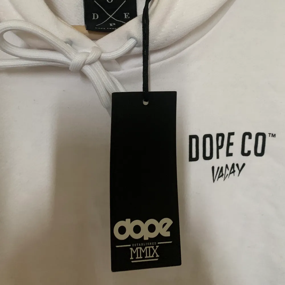 En hoodie ifrpn märket DOPE, är helt ny och prislappen sitter t.o.m kvar🪐 . Hoodies.