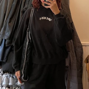 Stella McCartney Tote bag !! 🖤🖤 - Såå snygg väska i perfekt skick! Knappt använd faktiskt. Köptes i Köpenhamn. Dustbag, liten necessär och lapparna finns och medföljer i köpet!! Tillräckligt stor så att dator får plats tex! Nypris 8900:-!! Möts upp i Stockholm eftersom den e så dyr och vill inte riskera något med posten!! 