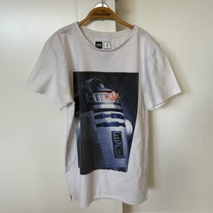 T-shirt - Använd en del och nu vuxit ur den. Köparen betalar frakten.