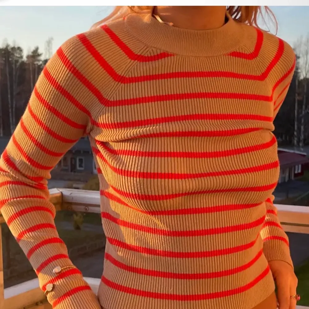 Säljer denna beige orange färgade tröjan, som passar perfekt till våren och hösten! Tröjan är i sig själv väldigt stretchig så skulle passa upp till XS-L. (Lånade bilder) . Tröjor & Koftor.