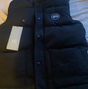 canada goose väst - säljer en hemt ny canada st äkta med svart logga nypris i affär 5.500 mitt pris 4000 storlek M pris går diskutera