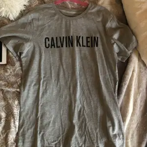 Fin lite längre Calvin Klein t-shirt, aldrig använd❤️220kr+frakt❤️