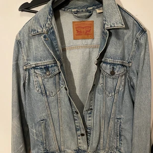 Levis jeansjacka  - Ljusblå jeansjacka från Levis i storlek L.