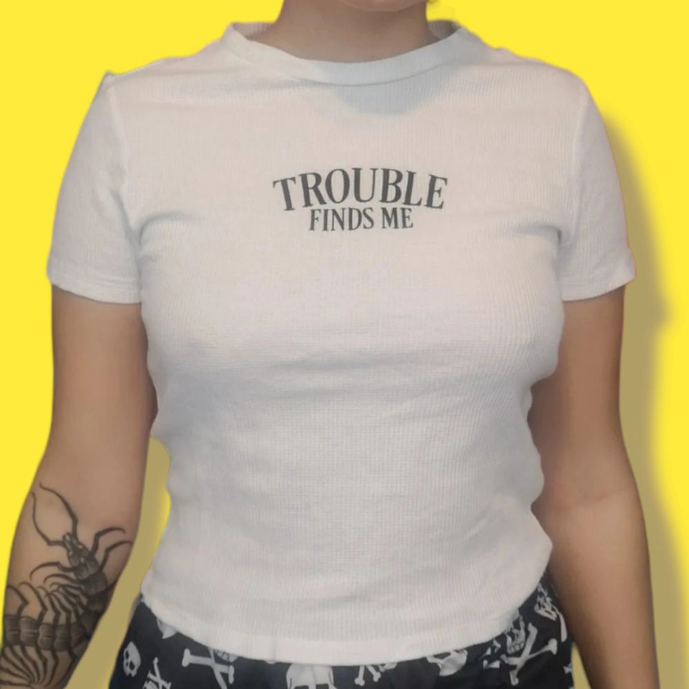 Snygg tshirt köpt secondhand, står storlek xl men måste i såna fall vara barn då den är väldigt liten för en xl för en vuxen. Sitter som en lite kort small tshirt. Har en intressant struktur, typ ribbad. I fint begagnat skick! Frakt för denna ligger på 52 kr, samfraktar gärna 👍😊. T-shirts.