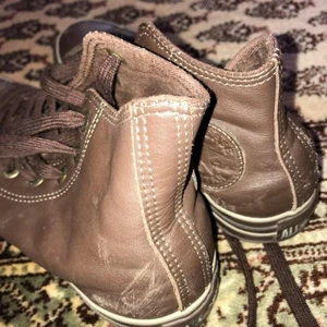 Bruna converse  - Använda typ en gång bara är inte direkt min stil, dom är i bra skick