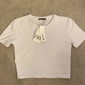 T-shirt Zara - Så fin vit t-shirt med prislappen kvar, aldrig använd endast testad, säljer för jag inte hann skicka tillbaks 💕