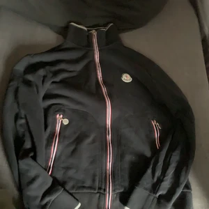 moncler zip - storlek L passar M-S pris går att diskutera 