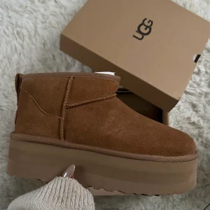 UGGs ultra mini platform chestnut - Säljer mina sprillans nya UGGS ULTRA MINI PLATFORM i färgen chestnut och i storlek 39. Helt slutsålda överallt. De är endast testade, aldrig använda. Köparen står för frakt eller möts upp i centrala Göteborg 🤎