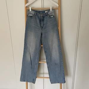 Ljusblåa monki jeans i modellen YOKO! Fint skick🥰