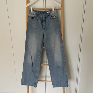 Monki jeans  - Ljusblåa monki jeans i modellen YOKO! Fint skick🥰