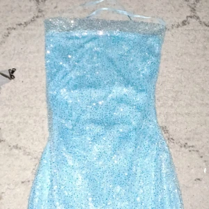 Superfin klänning  - Klänning från shein. Storlek 34 Small. Blå glittrig och endast provad! 70kr plus frakt 