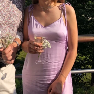 Slipdress 🎀 🪩 & Other stories - Superfin slipdress endast använd en gång på event. Ljusrosa/lila och ner till halva smalbenet (173 cm lång). Knäppning i bak och snörning på axlarna. 🎀 köpt för 890kr säljer för 200kr inkl frakt!