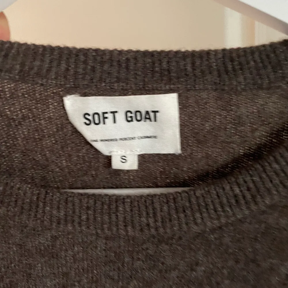 Brun soft goat tröja i storlek S. Jättefint skick då den är sparsamt använd. Säljer då den ej kommer till användning❤️betalning via Swish och kan frakta. Tröjor & Koftor.