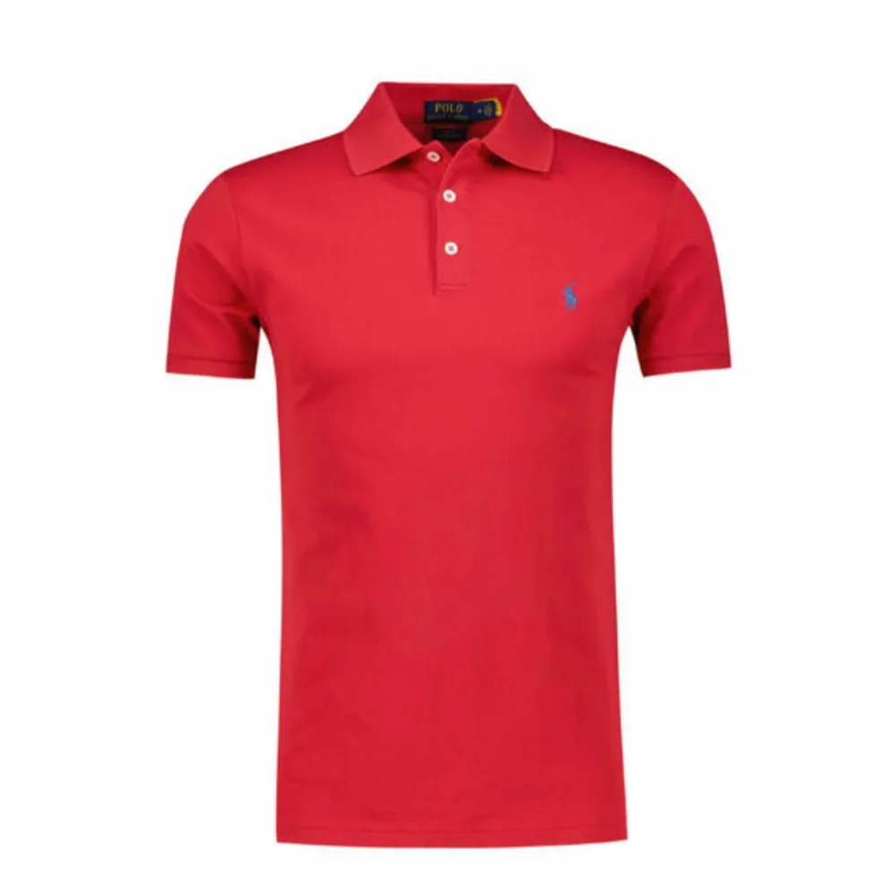 En röd slim fit Ralph Lauren piké i strl M som är köpt 2019 men använd ett fåtal gånger. Nypris 1199kr, men säljer den för 300 kr. T-shirts.