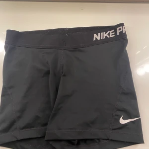 Träningshorts från Nike - Jättefina träningshorts från Nike  Sparsamt använda St M 50kr + frakt