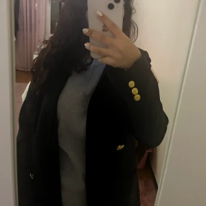 Svart kappa/kavaj - Svart kappa/kavaj beroende på vad man vill kalla det 😇Storlek S men lite liten så hade passat fint på XS med! 💕 Jättefint skick, kommer med en extra guldknapp ifall den nuvarande går av. 