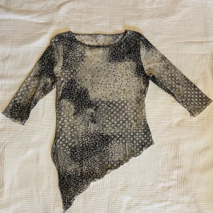 Topp - Jättecool topp! Står ingen storlek men skulle säga S-M men den är mycket stretchig så passar säkert L också! 