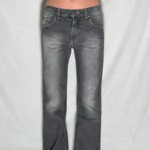 KONTAKTA INSTAGRAM DM VID INTRESSE Jeans 016❤️‍🔥 Märke: Chevy Storlek: Unknown  Midjemått: 74cm Innerbenslängd: 72cm  Modellen är W26 EUR34 och 160cm lång