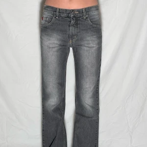 low waist jeans  - KONTAKTA INSTAGRAM DM VID INTRESSE Jeans 016❤️‍🔥 Märke: Chevy Storlek: Unknown  Midjemått: 74cm Innerbenslängd: 72cm  Modellen är W26 EUR34 och 160cm lång